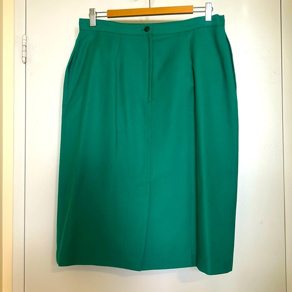 Stunning Tailor Made Lightweight Suit - Picture 5 of 8